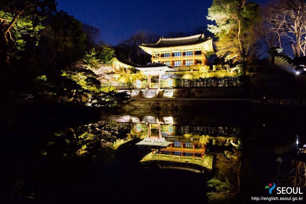 สวนฮูวอนในพระราชวังชางด็อกกุงที่อบอวลไปด้วยบรรยากาศโรแมนติกยามค่ำคืน